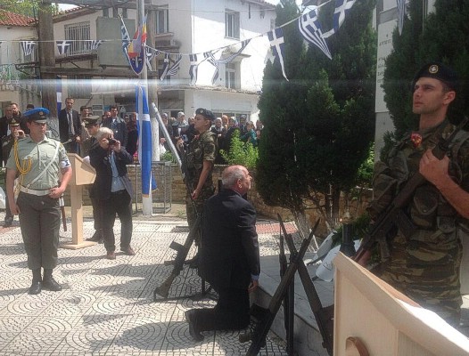 ΚΟΥΙΚ ΕΚΛΙΝΕ ΤΟ ΓΟΝΥ ΜΝΗΜΕΙΟ ΠΕΣΟΝΤΩΝ ΠΟΜΑΚΟΧΩΡΙΑ 06.06.14