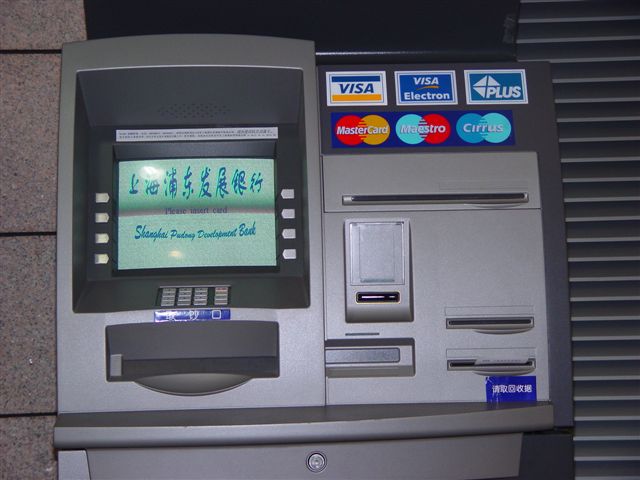 «Αδειάζουν» τα ATM με USB 