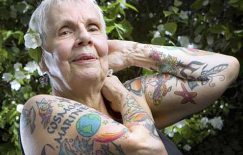Πώς γίνονται τα τατουάζ όταν γεράσεις