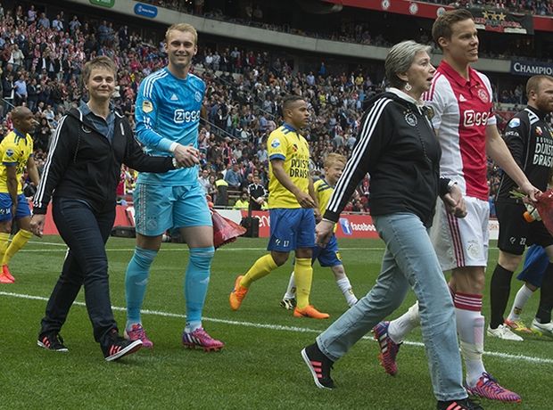 Οι παίχτες της Ajax με μοναδικό τρόπο γιόρτασαν την γιορτή της μητέρας