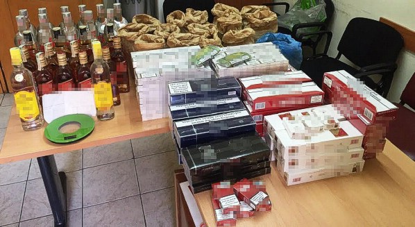 Σύλληψη ημεδαπού για κατοχή και εμπορία λαθραίων τσιγάρων, καπνού και αλκοολούχων ποτών