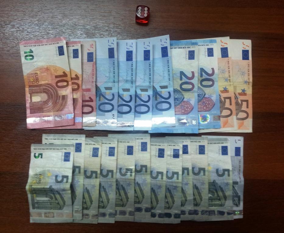 Σύλληψη 12 ημεδαπών για διενέργεια παράνομου τυχερού παιγνίου
