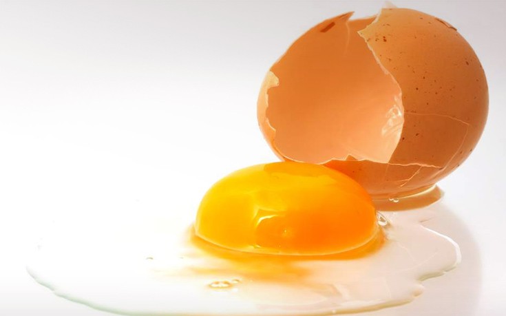 Καθαρίστε εύκολα τον λεκέ από αυγό