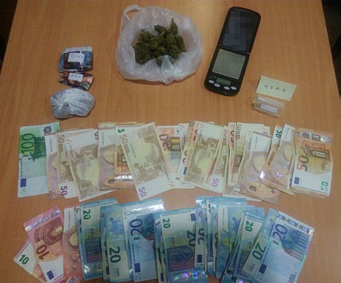 Συνελήφθησαν 2 ημεδαποί κατηγορούμενοι κατά περίπτωση για πώληση, αγορά και κατοχή ναρκωτικών