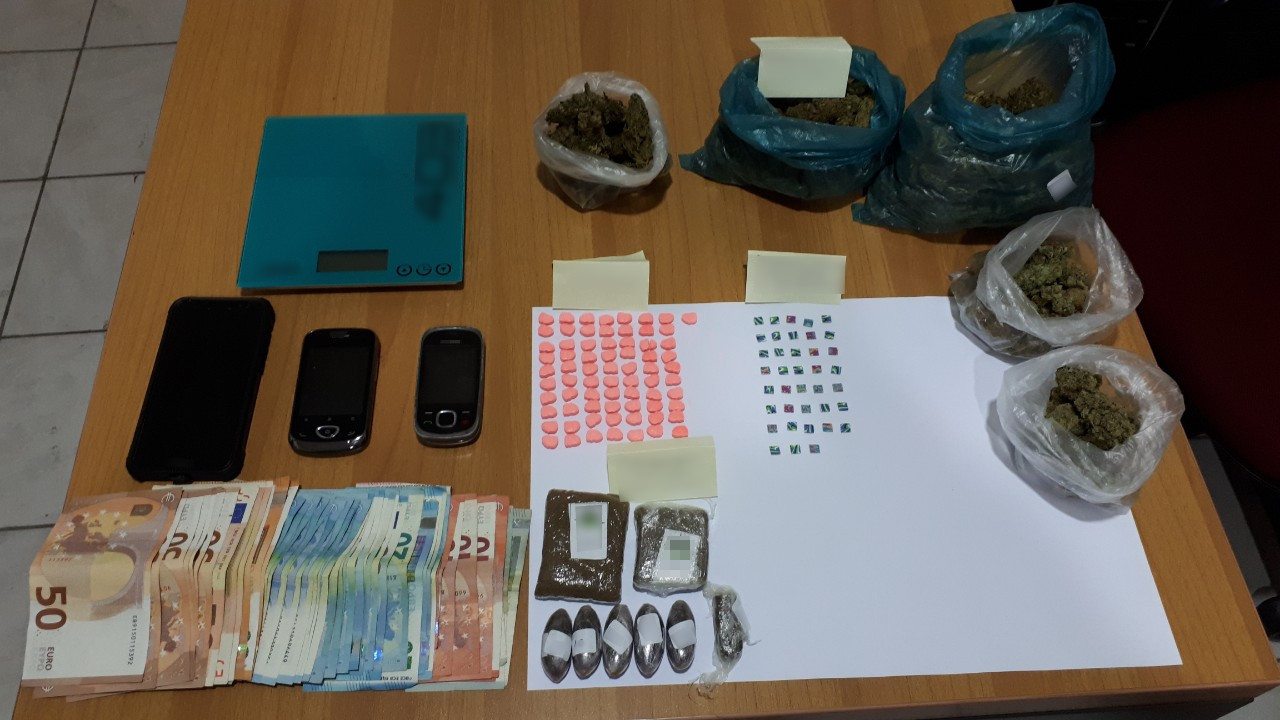 Συνελήφθη 33χρονος ημεδαπός κατηγορούμενος για κατοχή ναρκωτικών