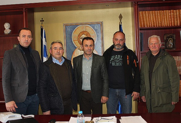 Συνάντηση του Αντιπεριφερειάρχη Δράμας με εκπρόσωπους των Σαρακατσάνων για τη διοργάνωση του περιφερειακού Ανταμώματος στην Ελατιά Δράμας Συνάντηση του Αντιπεριφερειάρχη Δράμας με εκπρόσωπους των Σαρακατσάνων για τη διοργάνωση του περιφερειακού Ανταμώματος στην Ελατιά Δράμας