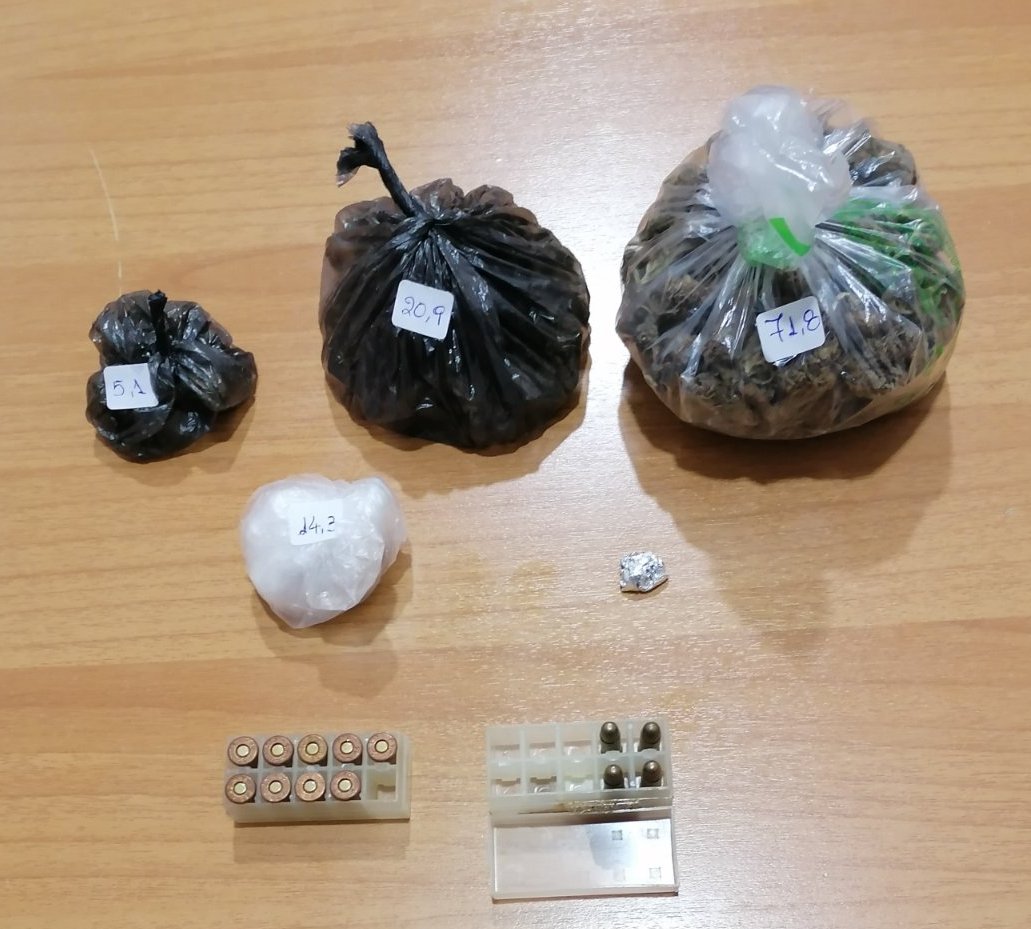 Συνελήφθησαν 2 άτομα κατηγορούμενα για παραβάσεις του νόμου περί ναρκωτικών και περί όπλων κατά περίπτωση