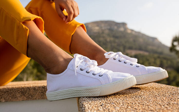 Πώς να καθαρίσετε σωστά τα λευκά sneakers σας