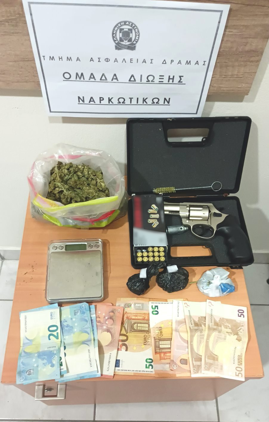 Συνελήφθησαν κατά τη διάρκεια οργανωμένης αστυνομικής επιχείρησης 2 άτομα κατηγορούμενα για παραβάσεις του νόμου περί ναρκωτικών και περί όπλων κατά περίπτωση Συνελήφθησαν κατά τη διάρκεια οργανωμένης αστυνομικής επιχείρησης 2 άτομα κατηγορούμενα για παραβάσεις του νόμου περί ναρκωτικών και περί όπλων κατά περίπτωση