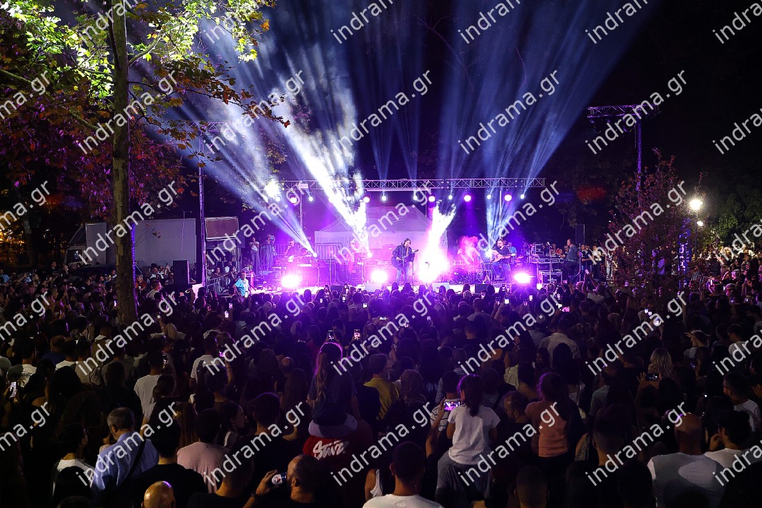 Dramaica. Ξεκίνησαν οι μουσικές εκδηλώσεις στην Αγία Βαρβάρα με τον Γιάννη Κότσιρα.