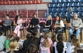 Με μεγάλη χαρά οι νεαρές αθλήτριες του ΣΕΡΓ Δράμας υποδέχθηκαν τον δραμινό πρωταθλητή Κώστα Δουβαλίδη στην προπόνησή τους.