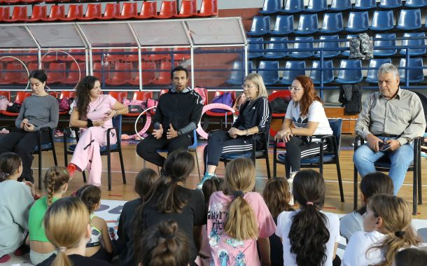 Με μεγάλη χαρά οι νεαρές αθλήτριες του ΣΕΡΓ Δράμας υποδέχθηκαν τον δραμινό πρωταθλητή Κώστα Δουβαλίδη στην προπόνησή τους.