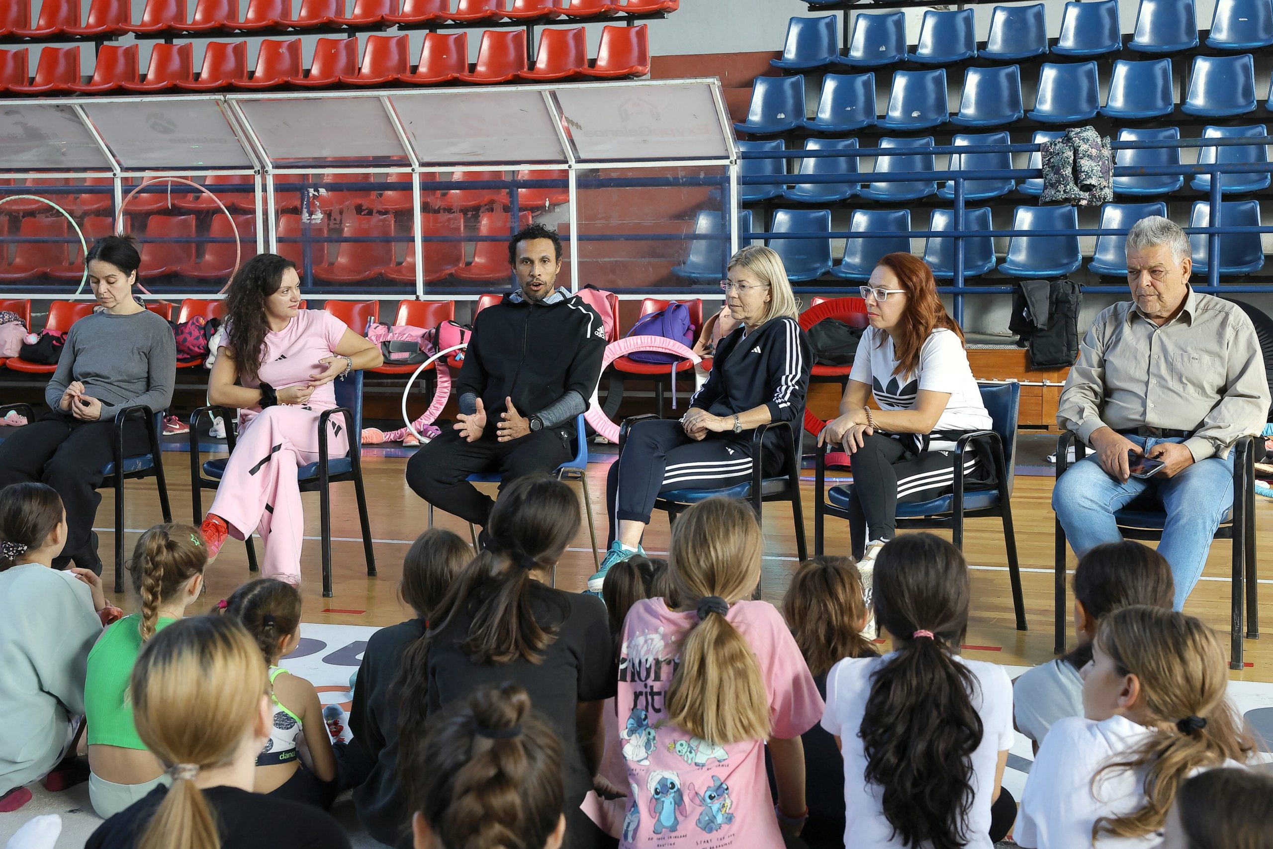 Με μεγάλη χαρά οι νεαρές αθλήτριες του ΣΕΡΓ Δράμας υποδέχθηκαν τον δραμινό πρωταθλητή Κώστα Δουβαλίδη στην προπόνησή τους.